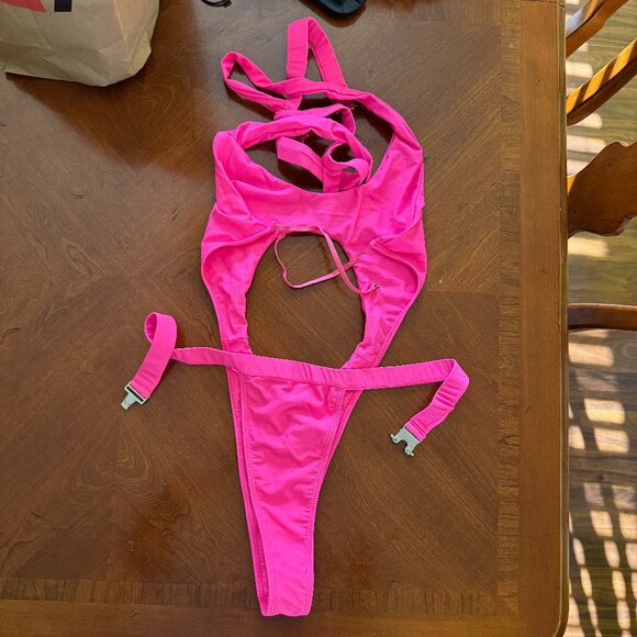 Fasion Nova One piece Strappy Swimsuit Open Back - Picture 3 of 3